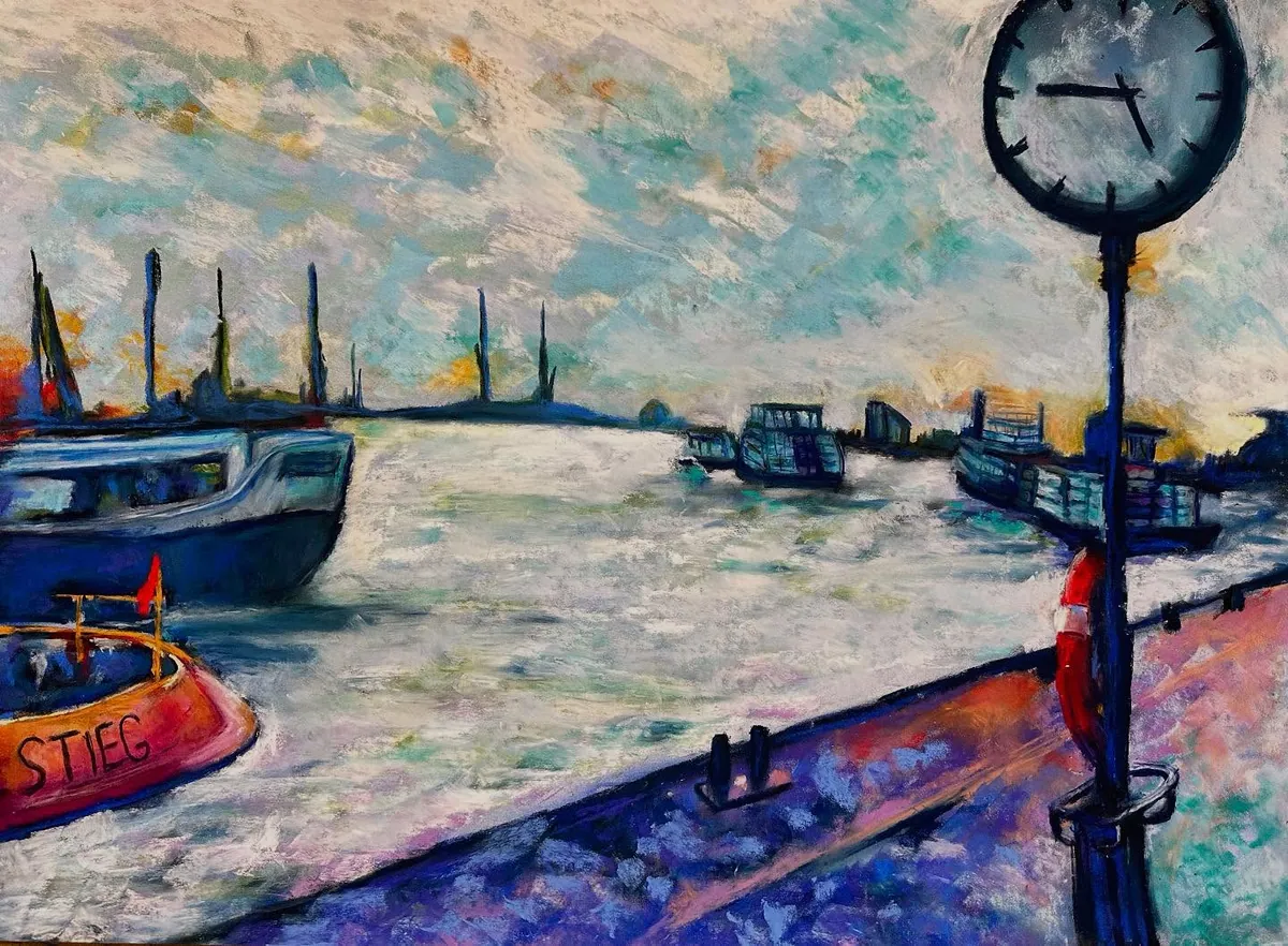 Hamburg harbour in the morning, ships on the Elbe, a quay and a large street clock in the foreground.
